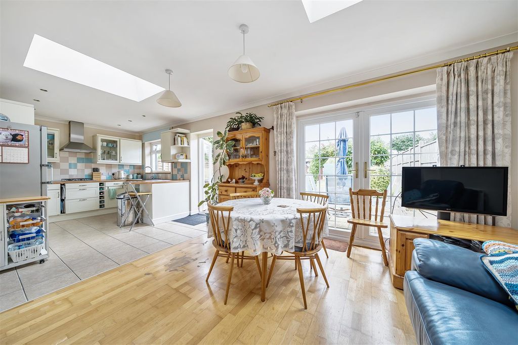 Property photo 2 of 26 Tolcarne Drive