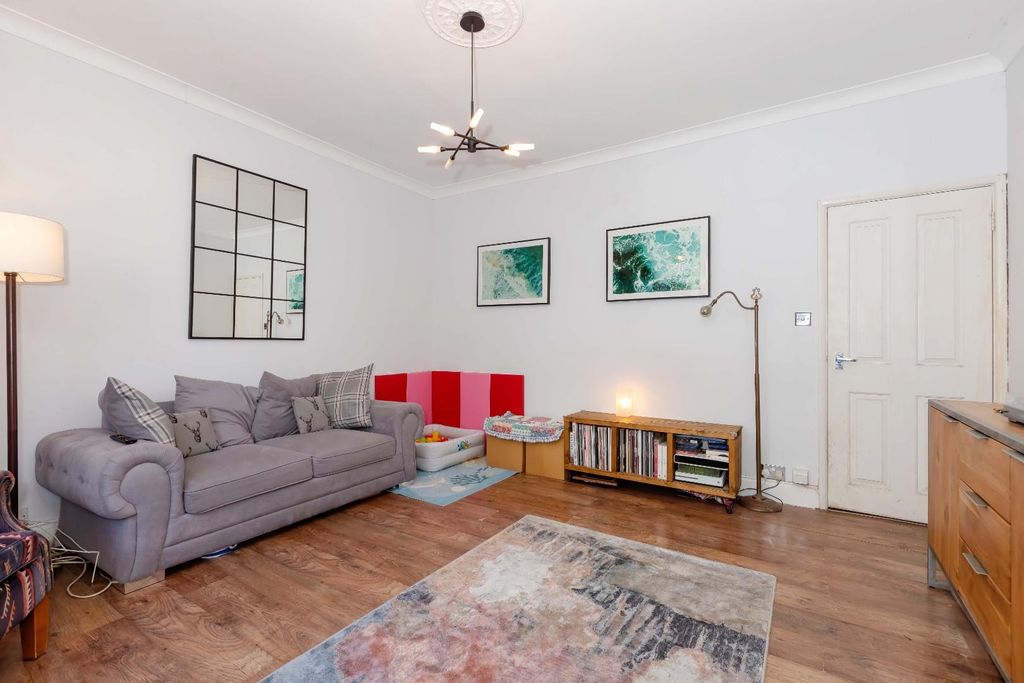 Property photo 3 of 13 Cromwell Rd_5.Jpg