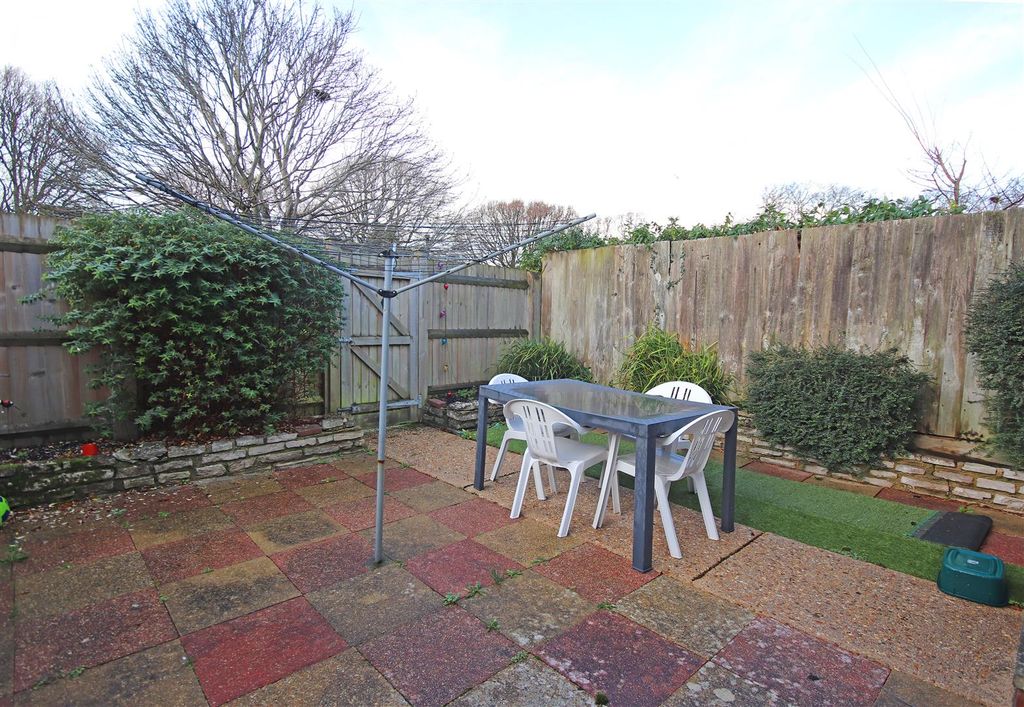 Property photo 3 of 9 Garden.Jpg