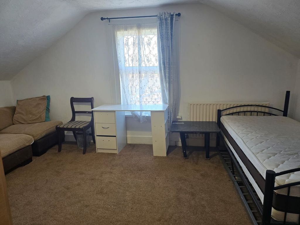 Property photo 1 of 8 Loft Room