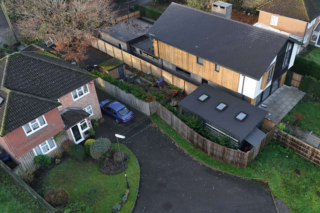 Property photo 1 of 19 Land On The West Side Of 17 Haversham Close, Crawley Rh10 1Lb