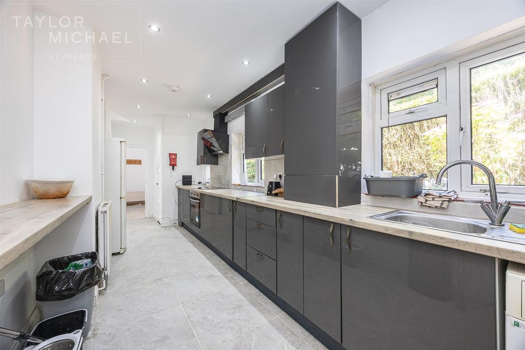 Property photo 2 of 11 Kitchen