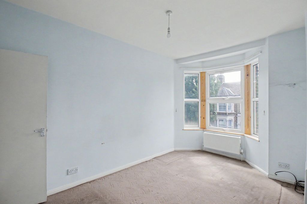 Property photo 2 of 11 First Floor Flat, 44 Leybourne Road, Leytonstone, London, E11 3BT
