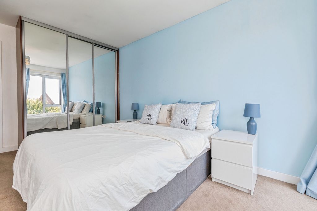 1 bed flat for saleDakota Drive, Chatham ME4 photo 4