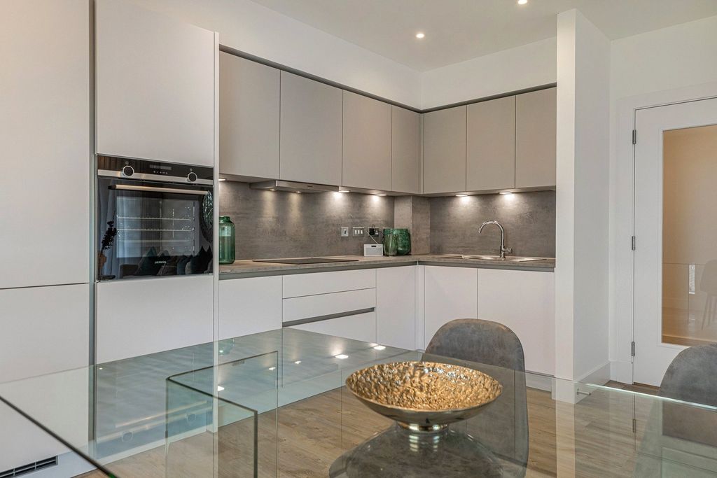 Property photo 3 of 10 Living/Kitchen