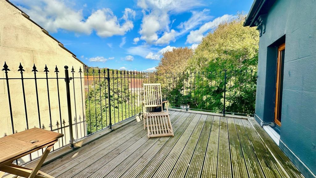 Property photo 2 of 34