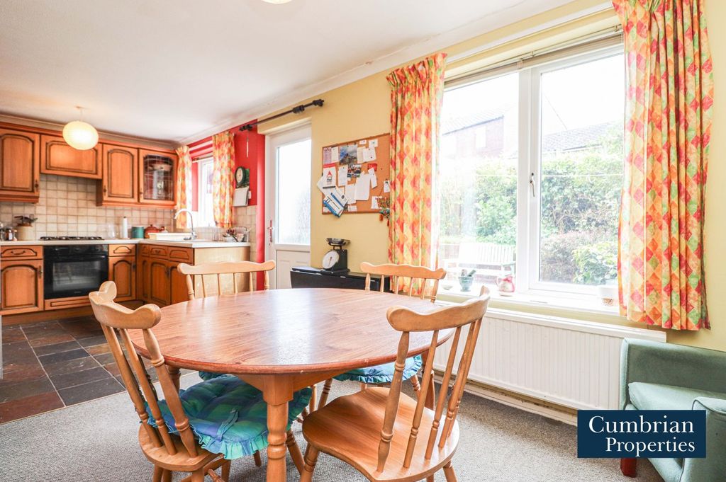 Property photo 2 of 18 Dining Kitchen