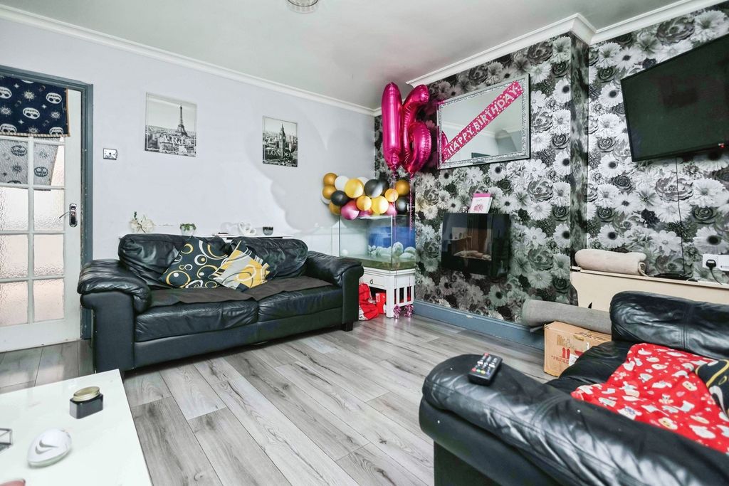 Property photo 2 of 15 Lounge