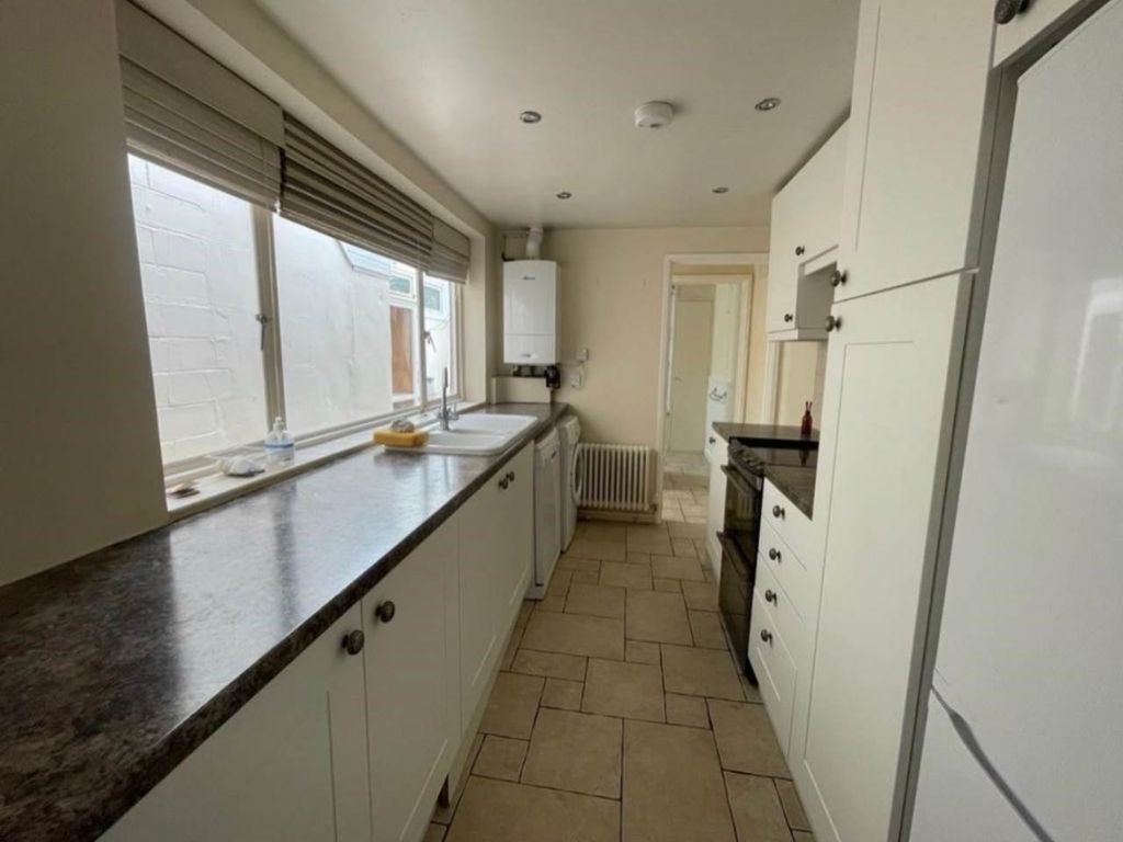 Property photo 2 of 8 Kitchen