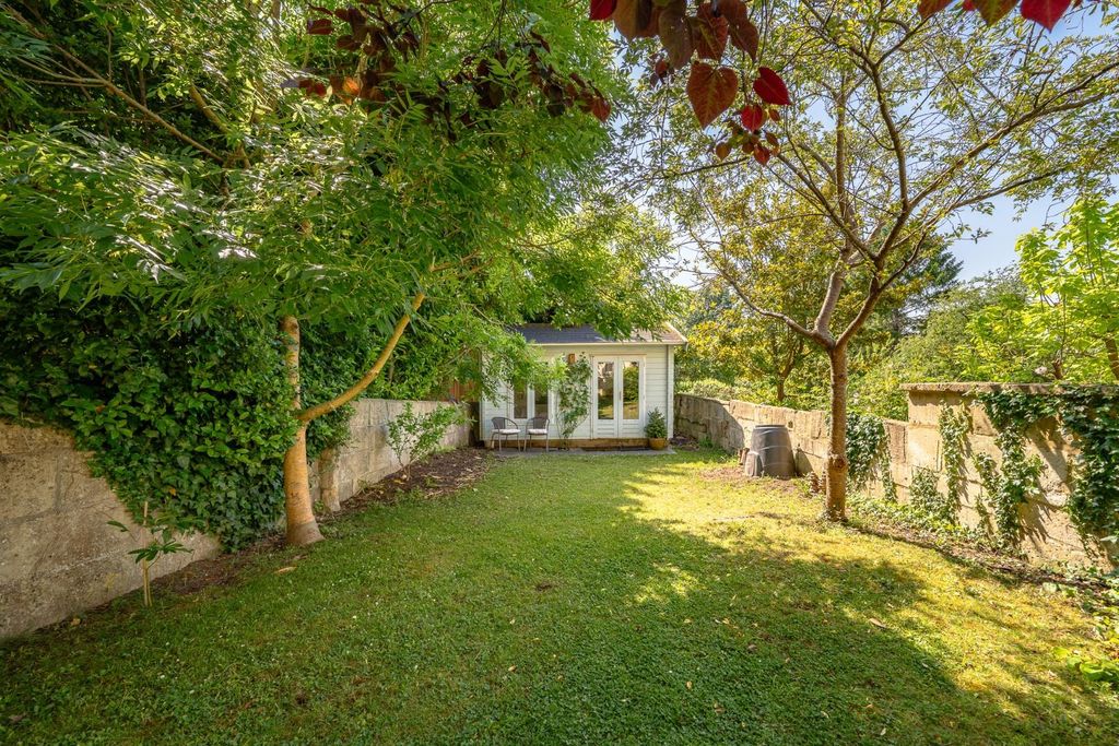 2 bed flat for salePercy Place, Bath BA1 photo 4