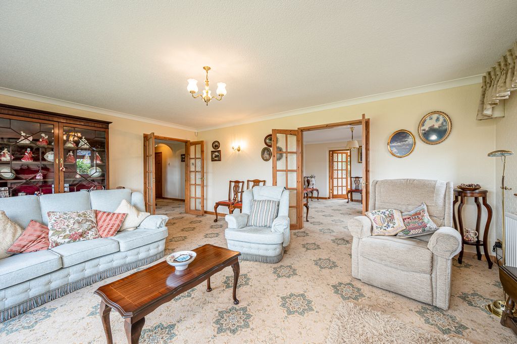 Property photo 3 of 18 Lounge