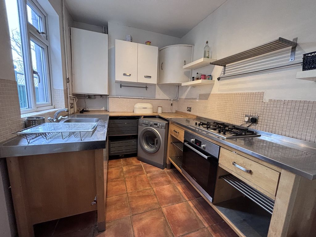 Property photo 3 of 7 Kitchen