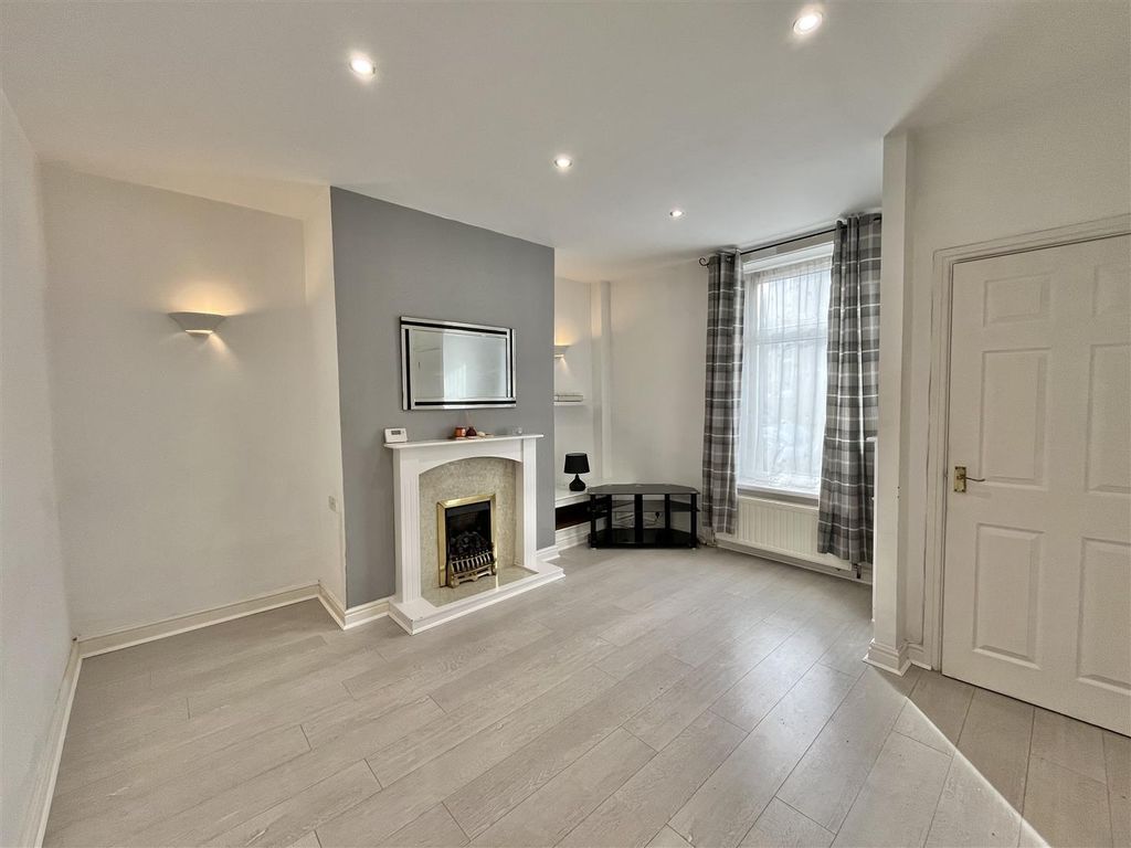 Property photo 2 of 8 Lounge