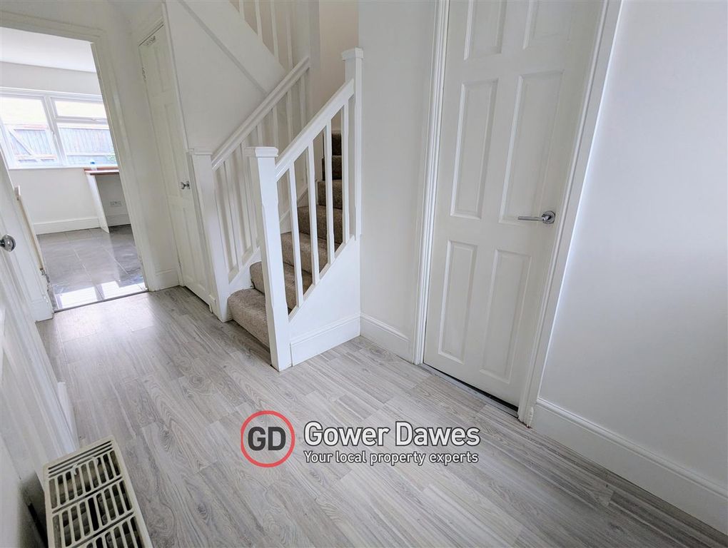Property photo 2 of 16 Hallway