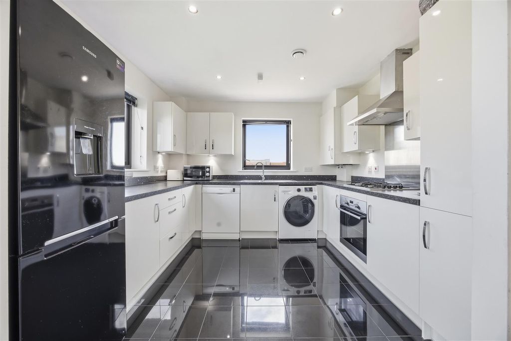 Property photo 2 of 11 Kitchen