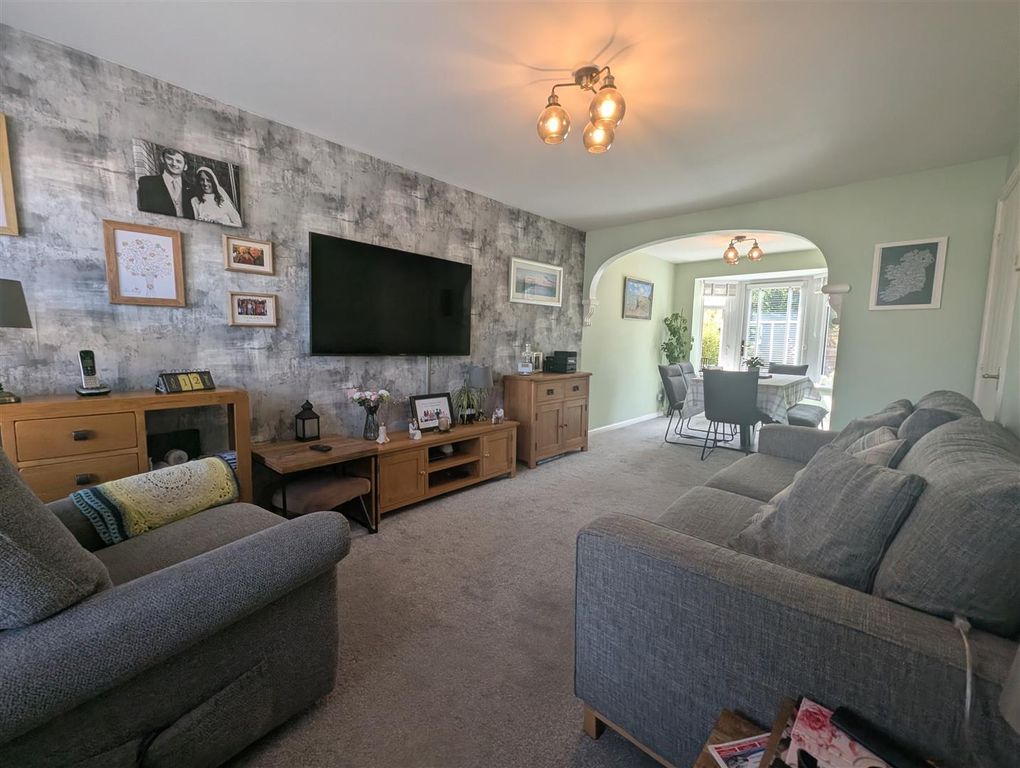 Property photo 2 of 16 Lounge