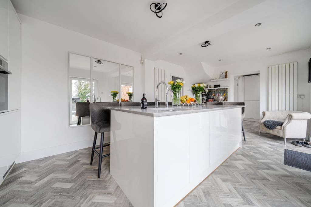 Property photo 2 of 25 Kitchen