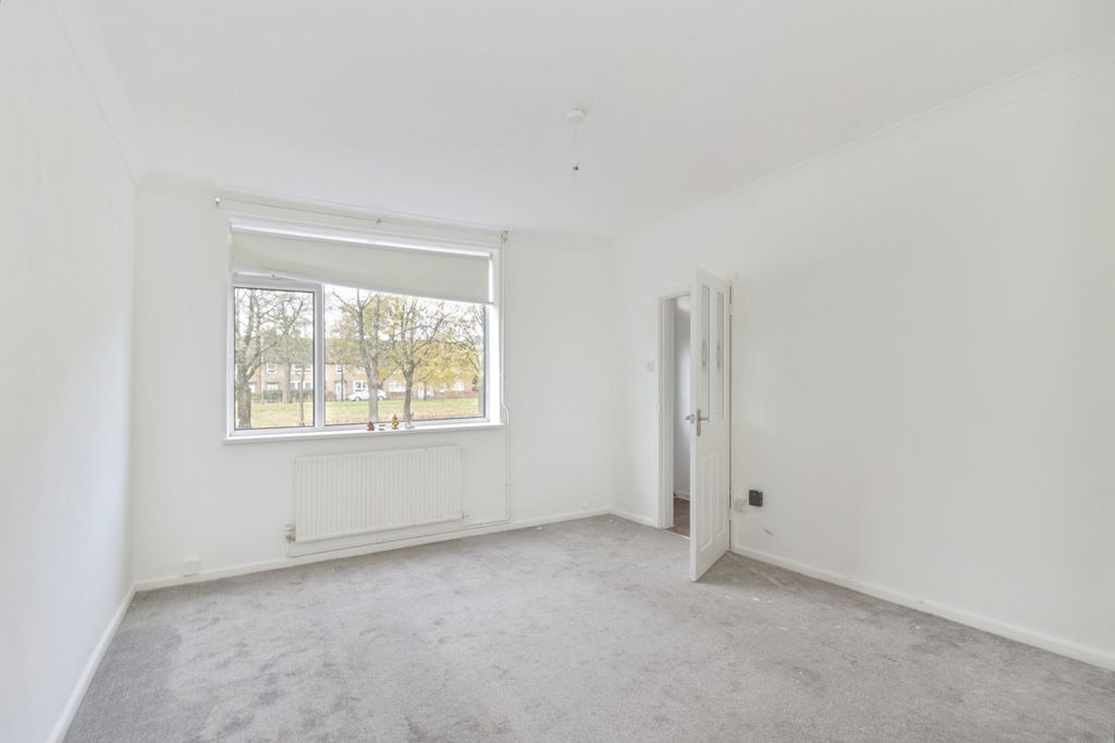 Property photo 3 of 17 Lounge