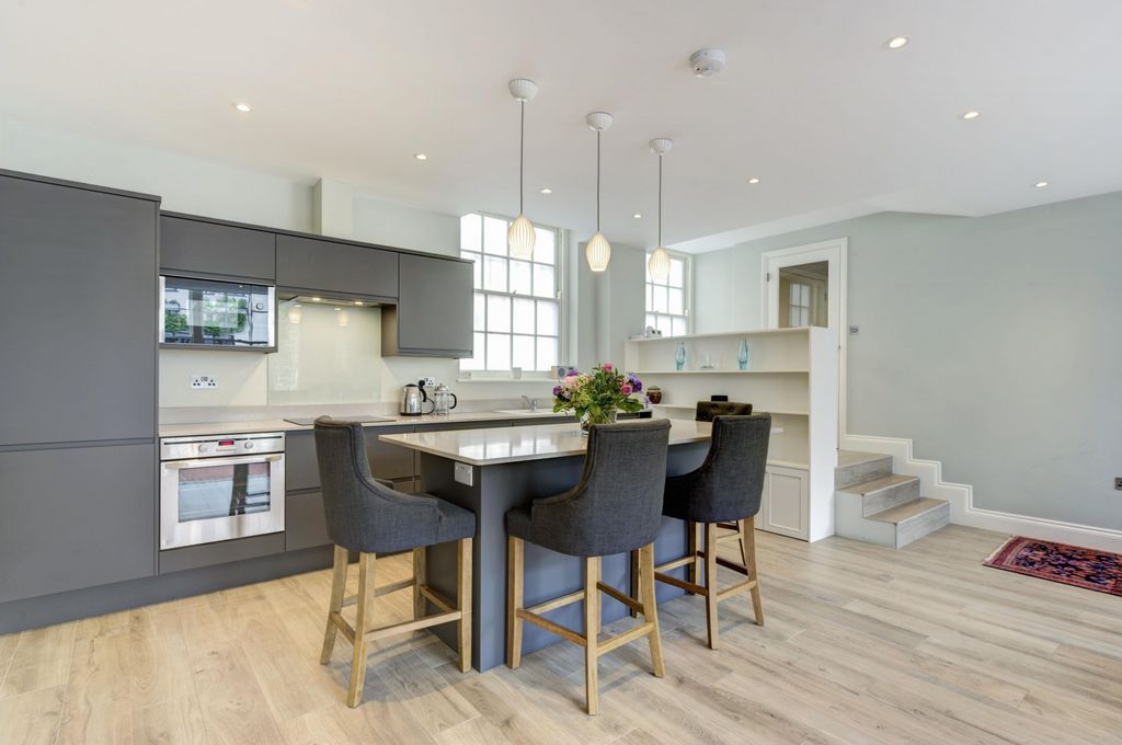 Property photo 3 of 10 (Main)