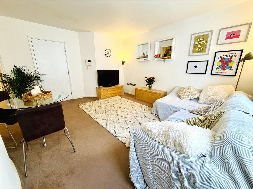 Property photo 2 of 13 Lounge