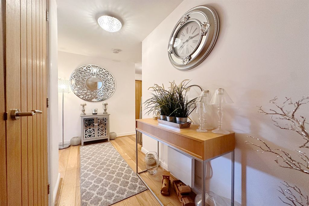Property photo 2 of 13 Entrance Hall