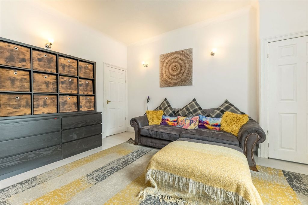Property photo 3 of 14 Lounge