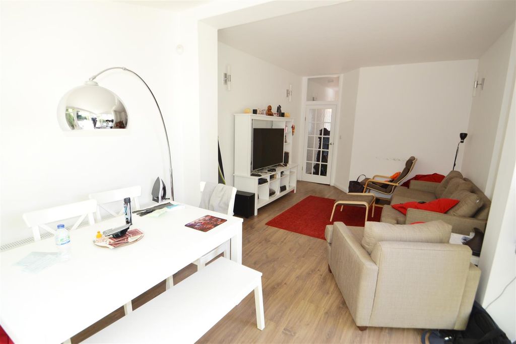 Property photo 2 of 8 Cavendish Avenue 29 Rec .Jpg