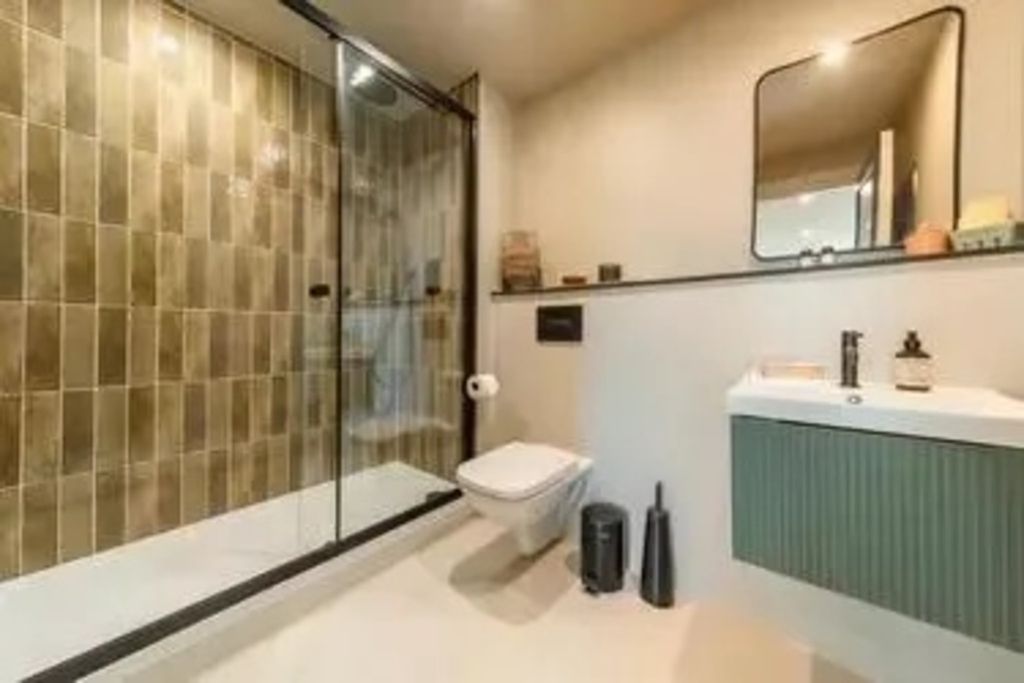Property photo 3 of 19 Bathroom