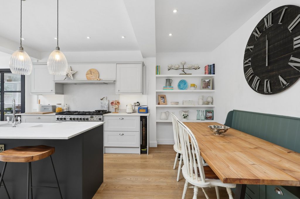 Property photo 2 of 17 Kitchen/Breakfast