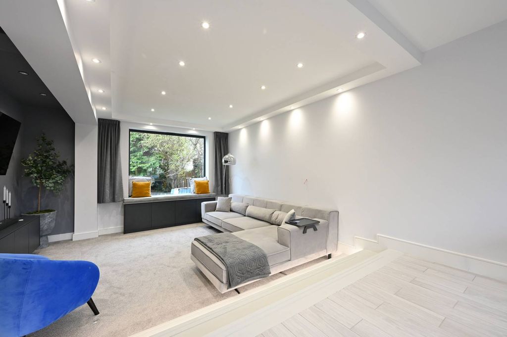 Property photo 3 of 37