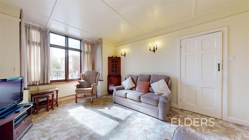 Property photo 3 of 21 Lounge