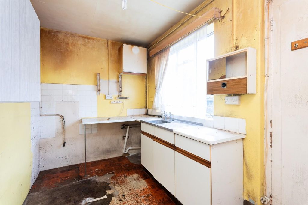 Property photo 3 of 16 Kitchen.Jpg