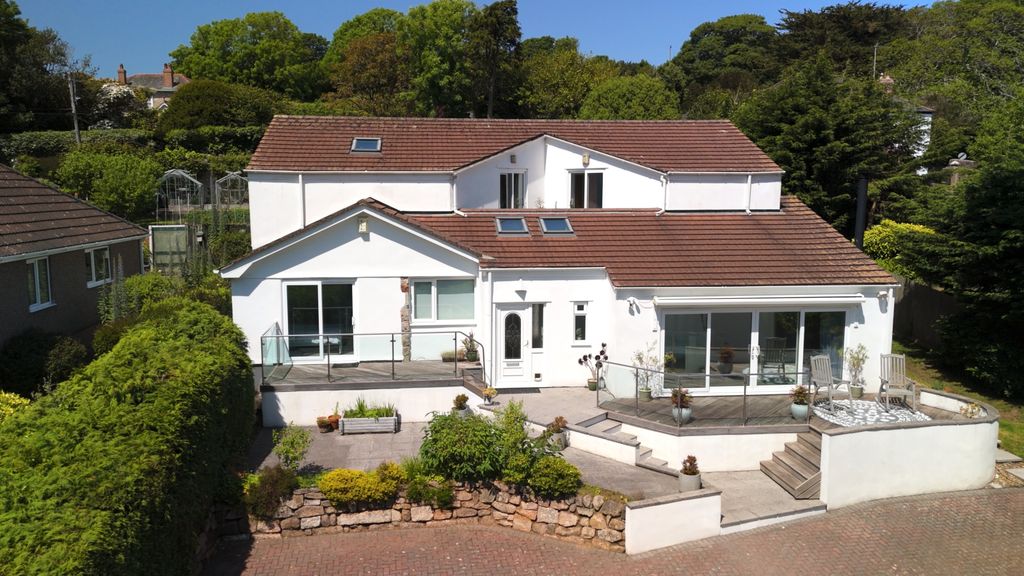 Property photo 1 of 28 4/5 Bedroom Detached House For Sale