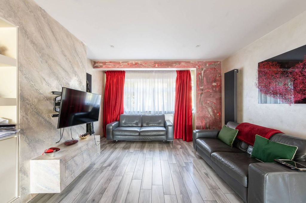 Property photo 2 of 11