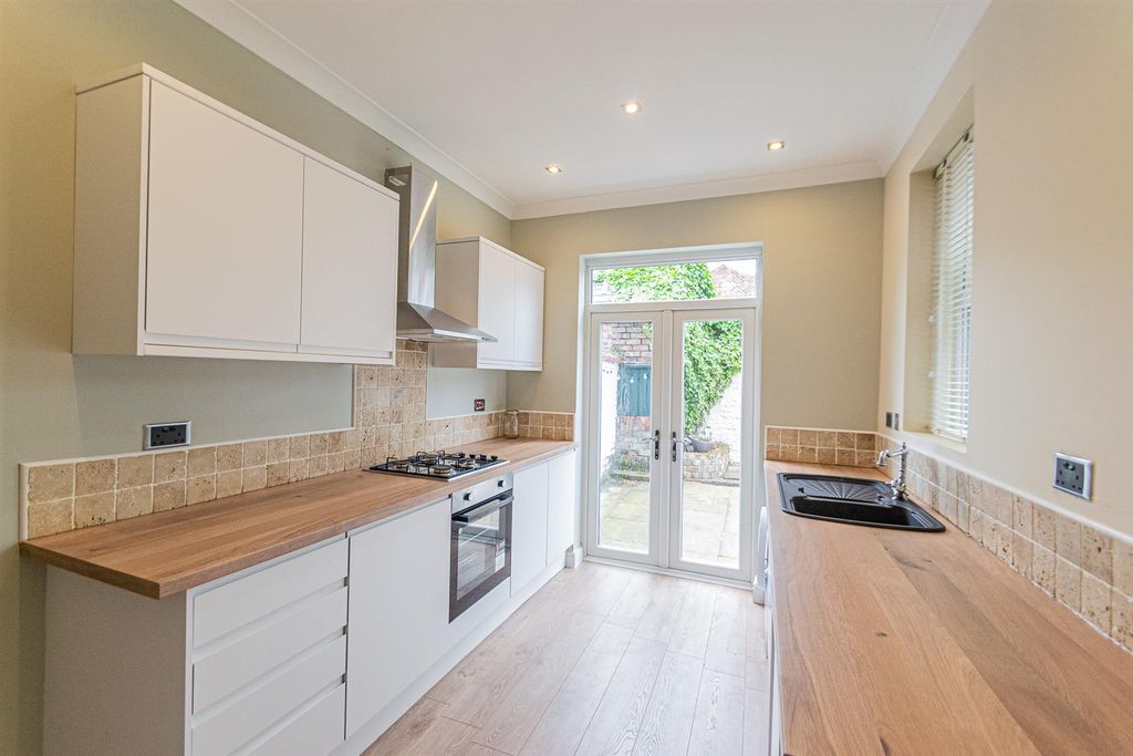 Property photo 3 of 14 Kitchen