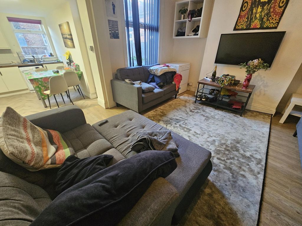 Property photo 3 of 10 Comfortable, Modern Living Room With A Sectional S...