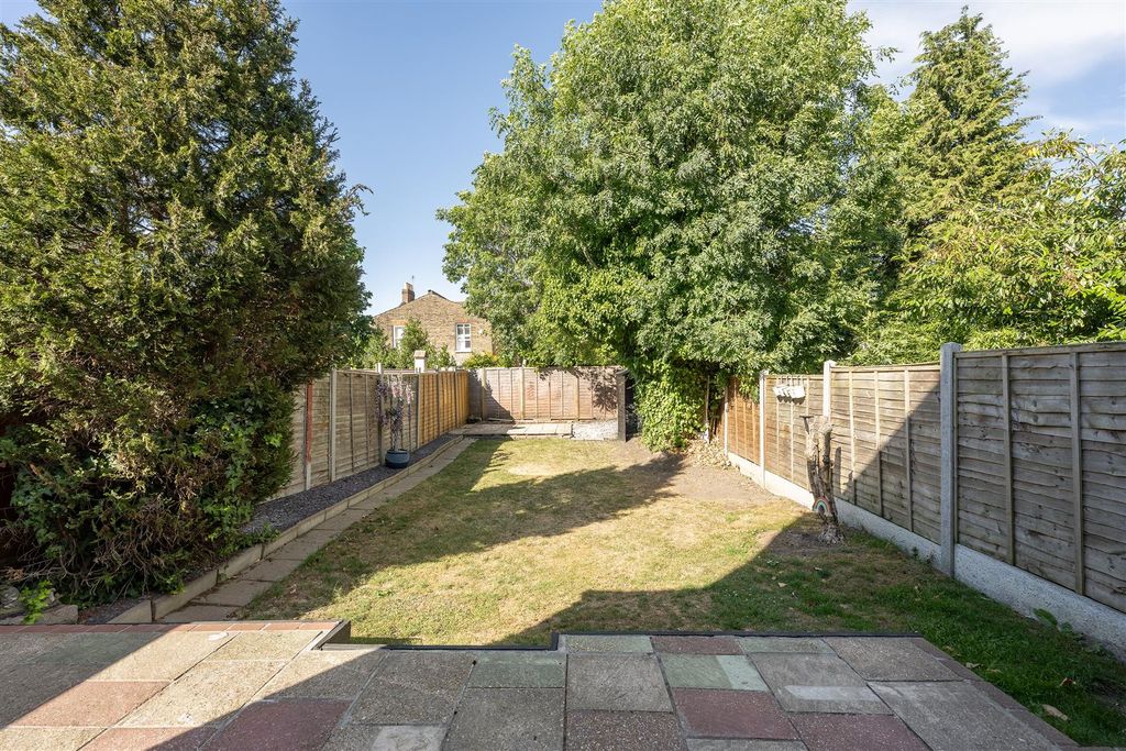Property photo 2 of 25 Orford Road, E18