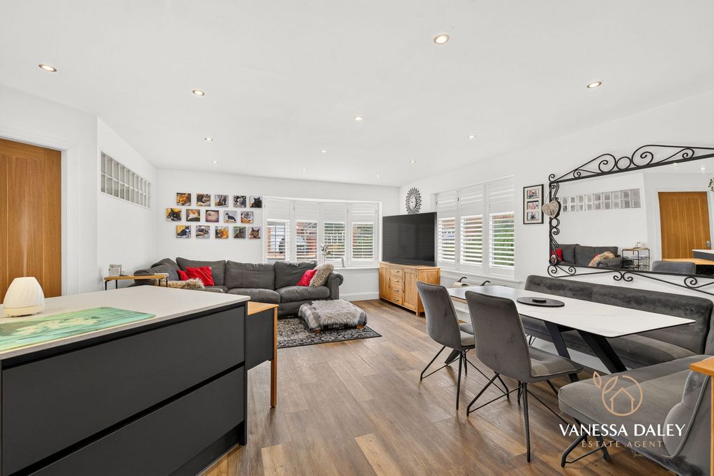 Property photo 2 of 40