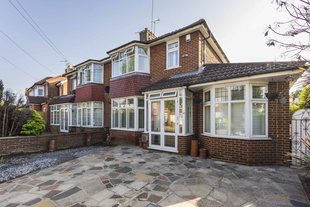 Property photo 1 of 15 2 Cheviot Gdns-8212