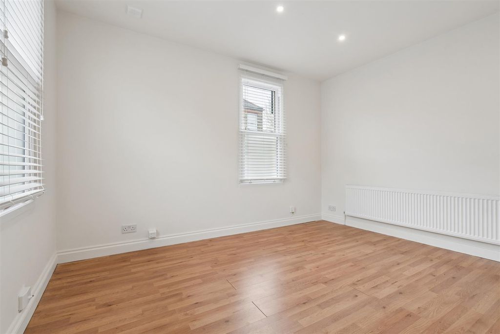 Property photo 2 of 9 44A Khartoum Road Sw17 0Hz Reception 2.Jpg