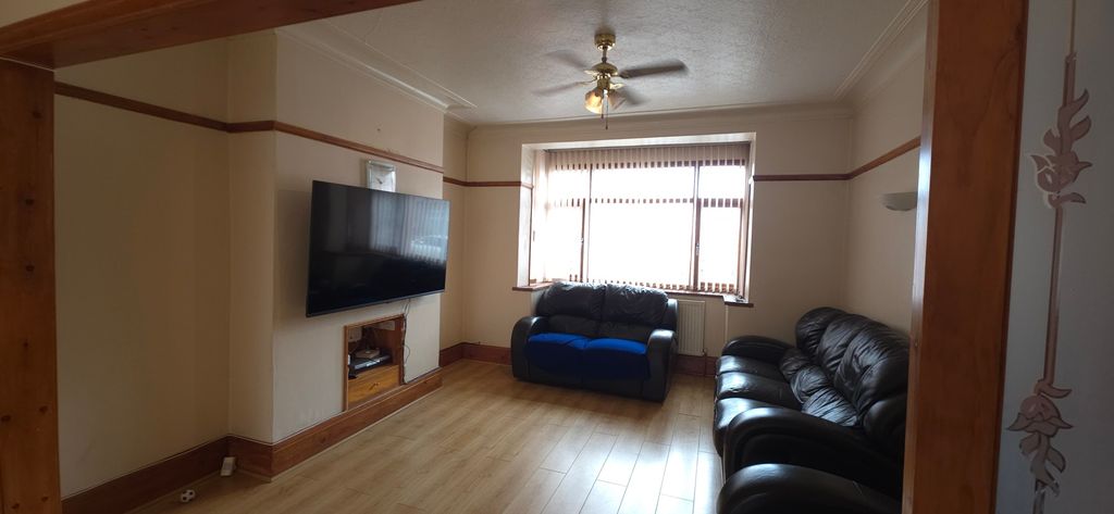 Property photo 2 of 10 Livingroom