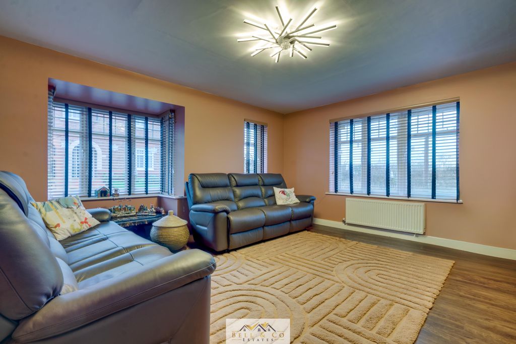 Property photo 3 of 33 Lounge 1