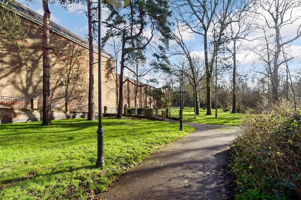 Property photo 2 of 10 Communal Gardens