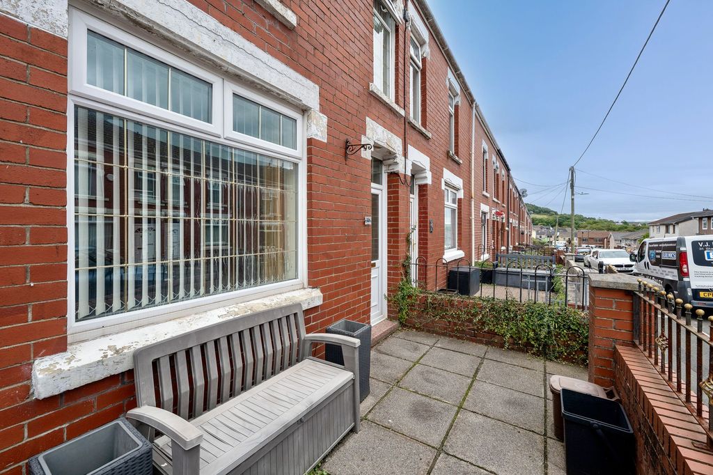 Property photo 2 of 33