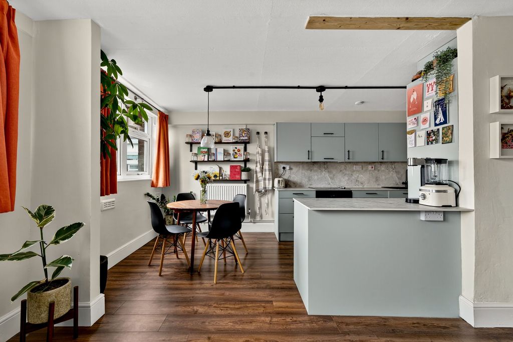 Property photo 3 of 28