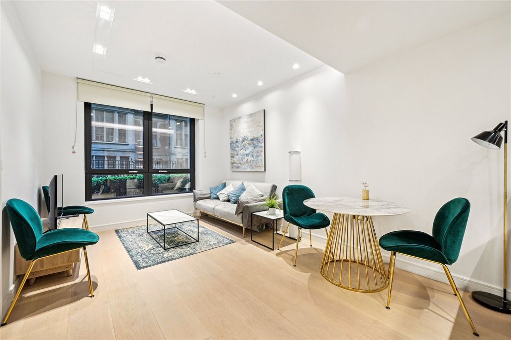 Property photo 1 of 12 Lincoln Square