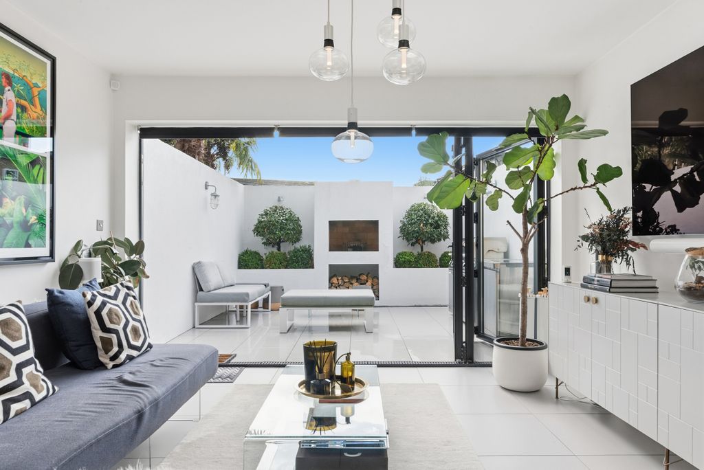 Property photo 1 of 17 Redmunds Road, 78-4