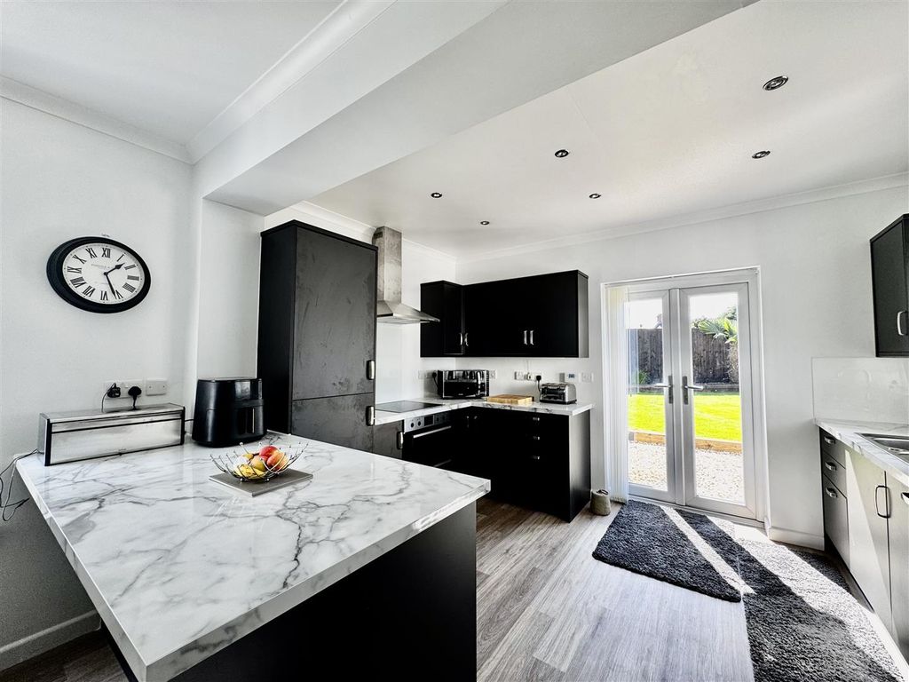 Property photo 3 of 26 Kitchen