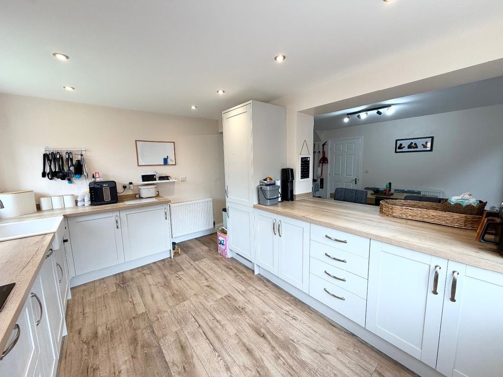 Property photo 2 of 17 Kitchen