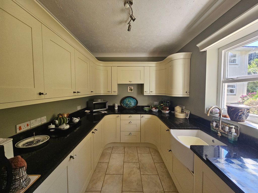 Property photo 1 of 11 Kitchen